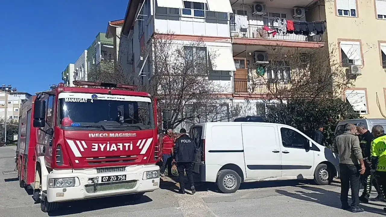 Manavgat’ta Alevlere Teslim Olan Ev Tamamen Yandı 1